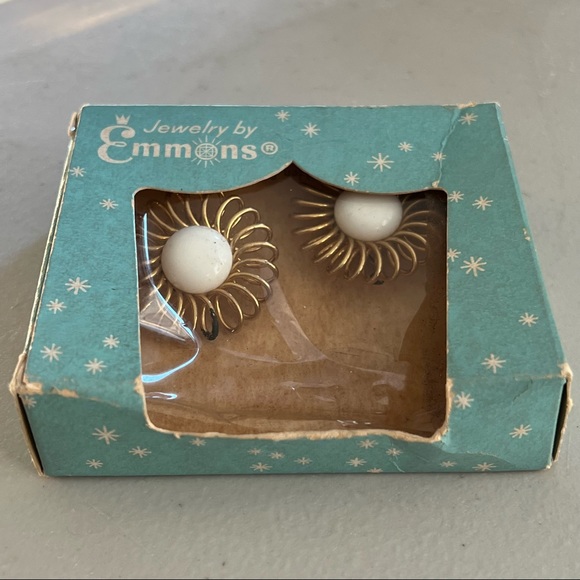 EMMONS VTG 1950s  Gold Tone and White Clip On Sri in Original Box! - Picture 7 of 16